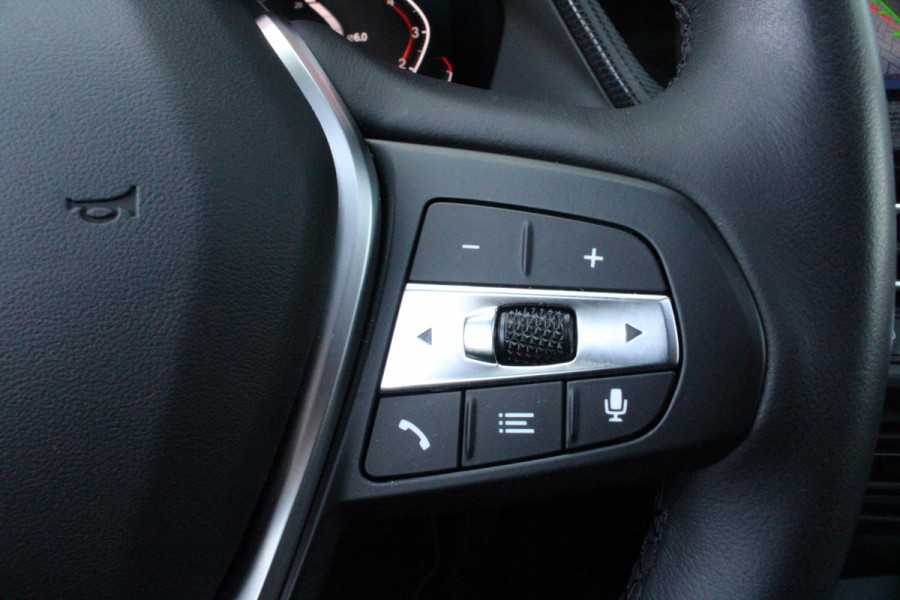 BMW 1-serie 118i 140PK AUTOMAAT EXECUTIVE EDITION | PANORAMISCH SCHUIF/KANTELKDAK | AFNEEMBARE TREKHAAK | DRAADLOZE TELEFOONLADER | DRAADLOZE APPLE CARPLAY/ANDROID AUTO | NAVIGATIE | ACHTERUITRIJ CAMERA | PARKEERSENSOREN VOOR EN ACHTER | CRUISE CONTROL | FULL LED KOPLAMPEN | CLIMATE CONTROL | ALL SEASON BANDEN | 17" LICHTMETALEN VELGEN |