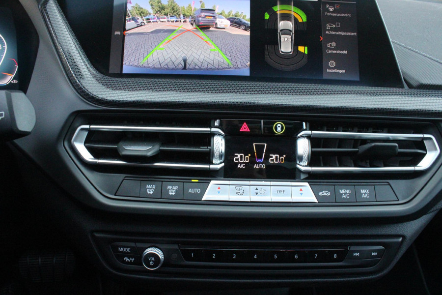 BMW 1-serie 118i 140PK AUTOMAAT EXECUTIVE EDITION | PANORAMISCH SCHUIF/KANTELKDAK | AFNEEMBARE TREKHAAK | DRAADLOZE TELEFOONLADER | DRAADLOZE APPLE CARPLAY/ANDROID AUTO | NAVIGATIE | ACHTERUITRIJ CAMERA | PARKEERSENSOREN VOOR EN ACHTER | CRUISE CONTROL | FULL LED KOPLAMPEN | CLIMATE CONTROL | ALL SEASON BANDEN | 17" LICHTMETALEN VELGEN |