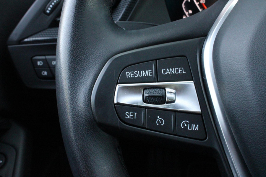 BMW 1-serie 118i 140PK AUTOMAAT EXECUTIVE EDITION | PANORAMISCH SCHUIF/KANTELKDAK | AFNEEMBARE TREKHAAK | DRAADLOZE TELEFOONLADER | DRAADLOZE APPLE CARPLAY/ANDROID AUTO | NAVIGATIE | ACHTERUITRIJ CAMERA | PARKEERSENSOREN VOOR EN ACHTER | CRUISE CONTROL | FULL LED KOPLAMPEN | CLIMATE CONTROL | ALL SEASON BANDEN | 17" LICHTMETALEN VELGEN |