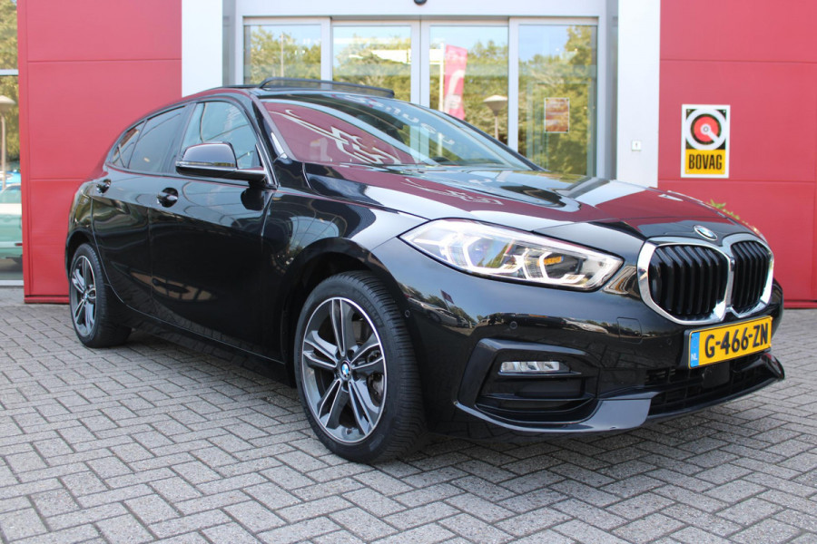 BMW 1-serie 118i 140PK AUTOMAAT EXECUTIVE EDITION | PANORAMISCH SCHUIF/KANTELKDAK | AFNEEMBARE TREKHAAK | DRAADLOZE TELEFOONLADER | DRAADLOZE APPLE CARPLAY/ANDROID AUTO | NAVIGATIE | ACHTERUITRIJ CAMERA | PARKEERSENSOREN VOOR EN ACHTER | CRUISE CONTROL | FULL LED KOPLAMPEN | CLIMATE CONTROL | ALL SEASON BANDEN | 17" LICHTMETALEN VELGEN |