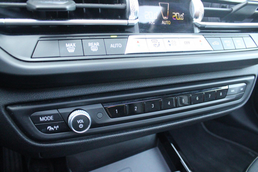 BMW 1-serie 118i 140PK AUTOMAAT EXECUTIVE EDITION | PANORAMISCH SCHUIF/KANTELKDAK | AFNEEMBARE TREKHAAK | DRAADLOZE TELEFOONLADER | DRAADLOZE APPLE CARPLAY/ANDROID AUTO | NAVIGATIE | ACHTERUITRIJ CAMERA | PARKEERSENSOREN VOOR EN ACHTER | CRUISE CONTROL | FULL LED KOPLAMPEN | CLIMATE CONTROL | ALL SEASON BANDEN | 17" LICHTMETALEN VELGEN |