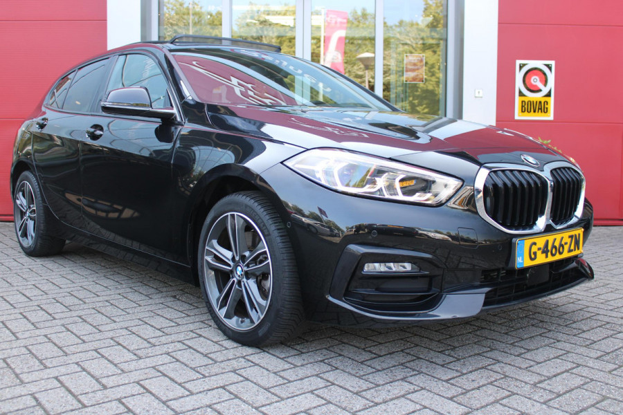 BMW 1-serie 118i 140PK AUTOMAAT EXECUTIVE EDITION | PANORAMISCH SCHUIF/KANTELKDAK | AFNEEMBARE TREKHAAK | DRAADLOZE TELEFOONLADER | DRAADLOZE APPLE CARPLAY/ANDROID AUTO | NAVIGATIE | ACHTERUITRIJ CAMERA | PARKEERSENSOREN VOOR EN ACHTER | CRUISE CONTROL | FULL LED KOPLAMPEN | CLIMATE CONTROL | ALL SEASON BANDEN | 17" LICHTMETALEN VELGEN |