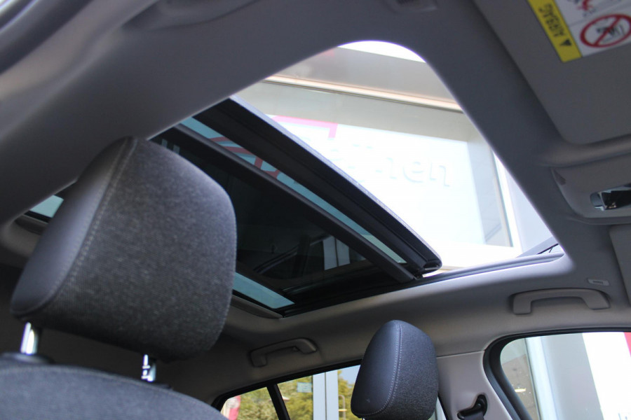 BMW 1-serie 118i 140PK AUTOMAAT EXECUTIVE EDITION | PANORAMISCH SCHUIF/KANTELKDAK | AFNEEMBARE TREKHAAK | DRAADLOZE TELEFOONLADER | DRAADLOZE APPLE CARPLAY/ANDROID AUTO | NAVIGATIE | ACHTERUITRIJ CAMERA | PARKEERSENSOREN VOOR EN ACHTER | CRUISE CONTROL | FULL LED KOPLAMPEN | CLIMATE CONTROL | ALL SEASON BANDEN | 17" LICHTMETALEN VELGEN |