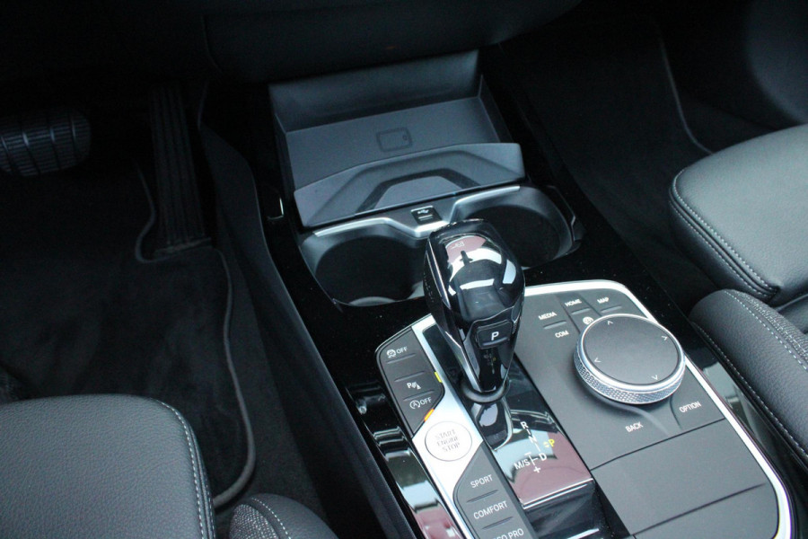 BMW 1-serie 118i 140PK AUTOMAAT EXECUTIVE EDITION | PANORAMISCH SCHUIF/KANTELKDAK | AFNEEMBARE TREKHAAK | DRAADLOZE TELEFOONLADER | DRAADLOZE APPLE CARPLAY/ANDROID AUTO | NAVIGATIE | ACHTERUITRIJ CAMERA | PARKEERSENSOREN VOOR EN ACHTER | CRUISE CONTROL | FULL LED KOPLAMPEN | CLIMATE CONTROL | ALL SEASON BANDEN | 17" LICHTMETALEN VELGEN |