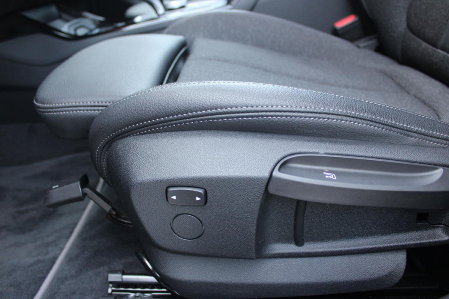 BMW 1-serie 118i 140PK AUTOMAAT EXECUTIVE EDITION | PANORAMISCH SCHUIF/KANTELKDAK | AFNEEMBARE TREKHAAK | DRAADLOZE TELEFOONLADER | DRAADLOZE APPLE CARPLAY/ANDROID AUTO | NAVIGATIE | ACHTERUITRIJ CAMERA | PARKEERSENSOREN VOOR EN ACHTER | CRUISE CONTROL | FULL LED KOPLAMPEN | CLIMATE CONTROL | ALL SEASON BANDEN | 17" LICHTMETALEN VELGEN |