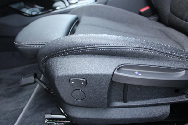 BMW 1-serie 118i 140PK AUTOMAAT EXECUTIVE EDITION | PANORAMISCH SCHUIF/KANTELKDAK | AFNEEMBARE TREKHAAK | DRAADLOZE TELEFOONLADER | DRAADLOZE APPLE CARPLAY/ANDROID AUTO | NAVIGATIE | ACHTERUITRIJ CAMERA | PARKEERSENSOREN VOOR EN ACHTER | CRUISE CONTROL | FULL LED KOPLAMPEN | CLIMATE CONTROL | ALL SEASON BANDEN | 17" LICHTMETALEN VELGEN |