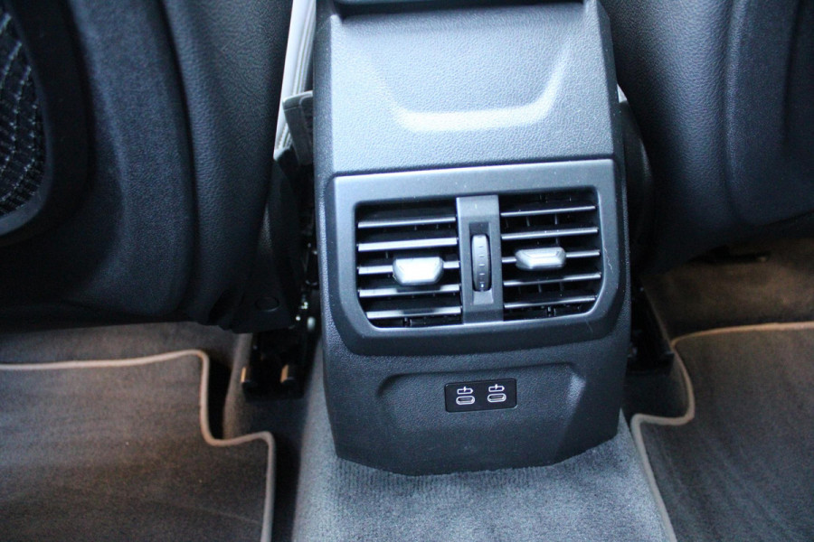 BMW 1-serie 118i 140PK AUTOMAAT EXECUTIVE EDITION | PANORAMISCH SCHUIF/KANTELKDAK | AFNEEMBARE TREKHAAK | DRAADLOZE TELEFOONLADER | DRAADLOZE APPLE CARPLAY/ANDROID AUTO | NAVIGATIE | ACHTERUITRIJ CAMERA | PARKEERSENSOREN VOOR EN ACHTER | CRUISE CONTROL | FULL LED KOPLAMPEN | CLIMATE CONTROL | ALL SEASON BANDEN | 17" LICHTMETALEN VELGEN |