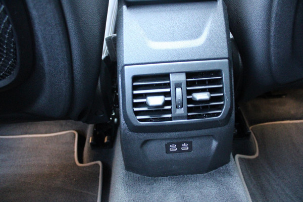 BMW 1-serie 118i 140PK AUTOMAAT EXECUTIVE EDITION | PANORAMISCH SCHUIF/KANTELKDAK | AFNEEMBARE TREKHAAK | DRAADLOZE TELEFOONLADER | DRAADLOZE APPLE CARPLAY/ANDROID AUTO | NAVIGATIE | ACHTERUITRIJ CAMERA | PARKEERSENSOREN VOOR EN ACHTER | CRUISE CONTROL | FULL LED KOPLAMPEN | CLIMATE CONTROL | ALL SEASON BANDEN | 17" LICHTMETALEN VELGEN |