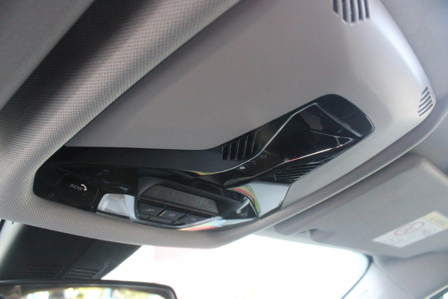 BMW 1-serie 118i 140PK AUTOMAAT EXECUTIVE EDITION | PANORAMISCH SCHUIF/KANTELKDAK | AFNEEMBARE TREKHAAK | DRAADLOZE TELEFOONLADER | DRAADLOZE APPLE CARPLAY/ANDROID AUTO | NAVIGATIE | ACHTERUITRIJ CAMERA | PARKEERSENSOREN VOOR EN ACHTER | CRUISE CONTROL | FULL LED KOPLAMPEN | CLIMATE CONTROL | ALL SEASON BANDEN | 17" LICHTMETALEN VELGEN |