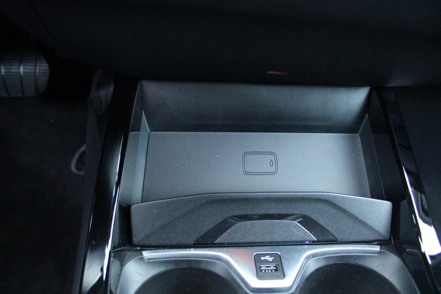 BMW 1-serie 118i 140PK AUTOMAAT EXECUTIVE EDITION | PANORAMISCH SCHUIF/KANTELKDAK | AFNEEMBARE TREKHAAK | DRAADLOZE TELEFOONLADER | DRAADLOZE APPLE CARPLAY/ANDROID AUTO | NAVIGATIE | ACHTERUITRIJ CAMERA | PARKEERSENSOREN VOOR EN ACHTER | CRUISE CONTROL | FULL LED KOPLAMPEN | CLIMATE CONTROL | ALL SEASON BANDEN | 17" LICHTMETALEN VELGEN |