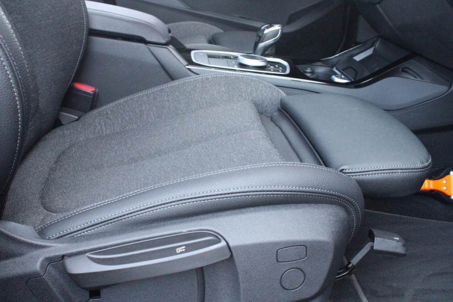 BMW 1-serie 118i 140PK AUTOMAAT EXECUTIVE EDITION | PANORAMISCH SCHUIF/KANTELKDAK | AFNEEMBARE TREKHAAK | DRAADLOZE TELEFOONLADER | DRAADLOZE APPLE CARPLAY/ANDROID AUTO | NAVIGATIE | ACHTERUITRIJ CAMERA | PARKEERSENSOREN VOOR EN ACHTER | CRUISE CONTROL | FULL LED KOPLAMPEN | CLIMATE CONTROL | ALL SEASON BANDEN | 17" LICHTMETALEN VELGEN |