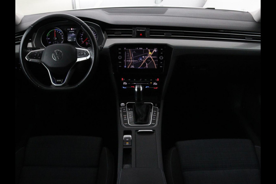 Volkswagen Passat 1.4 TSI PHEV GTE | Adaptive cruise | Trekhaak wegklapbaar | Stoelverwarming |  Navigatie | Full LED