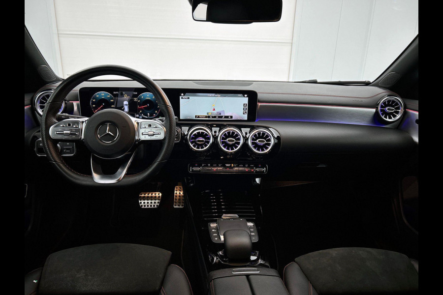 Mercedes-Benz CLA-Klasse Shooting Brake 200 AMG (NL-auto, 1e eig, Dealer OnderH, Sfeerverlichting, Navi, StoelV, Etc)