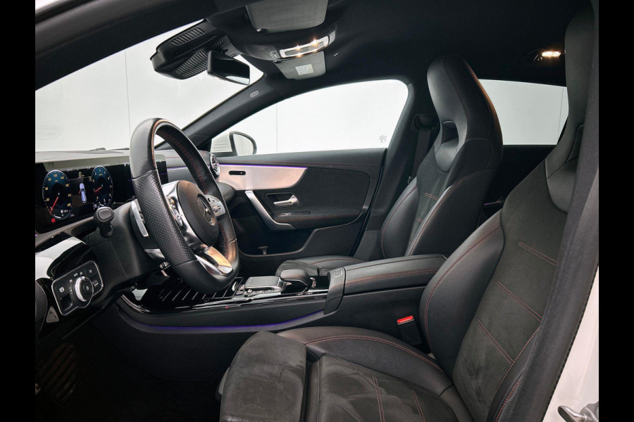 Mercedes-Benz CLA-Klasse Shooting Brake 200 AMG (NL-auto, 1e eig, Dealer OnderH, Sfeerverlichting, Navi, StoelV, Etc)