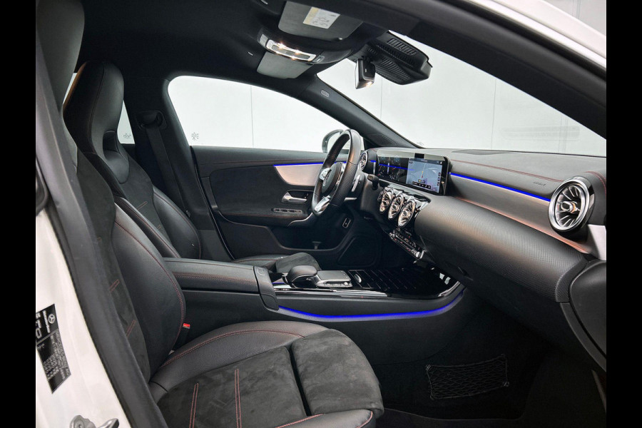 Mercedes-Benz CLA-Klasse Shooting Brake 200 AMG (NL-auto, 1e eig, Dealer OnderH, Sfeerverlichting, Navi, StoelV, Etc)