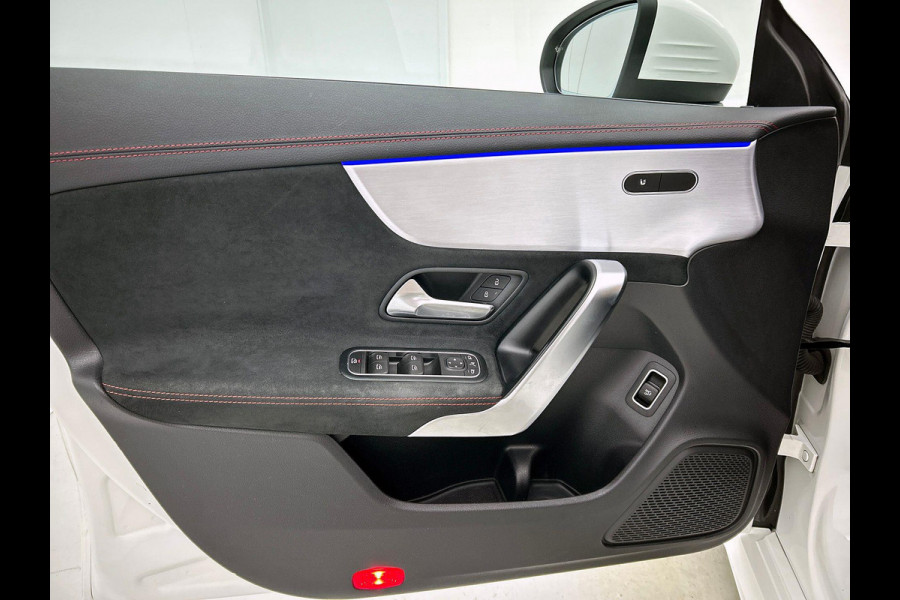 Mercedes-Benz CLA-Klasse Shooting Brake 200 AMG (NL-auto, 1e eig, Dealer OnderH, Sfeerverlichting, Navi, StoelV, Etc)