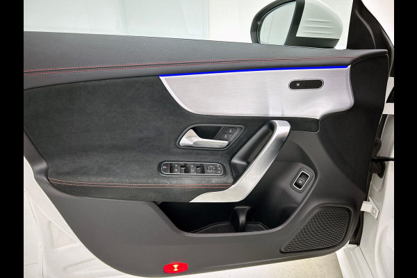 Mercedes-Benz CLA-Klasse Shooting Brake 200 AMG (NL-auto, 1e eig, Dealer OnderH, Sfeerverlichting, Navi, StoelV, Etc)