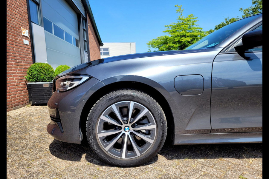 BMW 3 Serie Touring 320e Radar, Adaptive Cruise, Carplay, HIFI, DAB, El, trekhaak (BMW Dealer onderhouden)