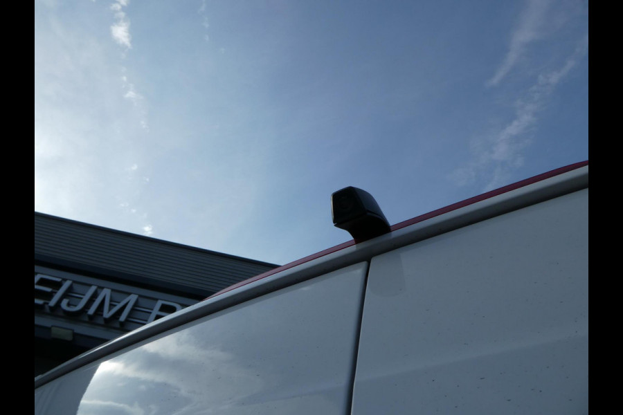 Volkswagen Crafter 35 2.0 TDI 180 pk L3H3 ( L2H2) airco, apple carplay ,camera ,trekhaak