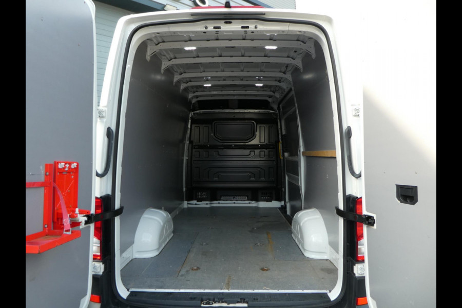 Volkswagen Crafter 35 2.0 TDI 180 pk L3H3 ( L2H2) airco, apple carplay ,camera ,trekhaak