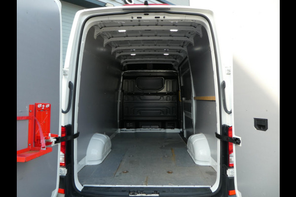 Volkswagen Crafter 35 2.0 TDI 180 pk L3H3 ( L2H2) airco, apple carplay ,camera ,trekhaak