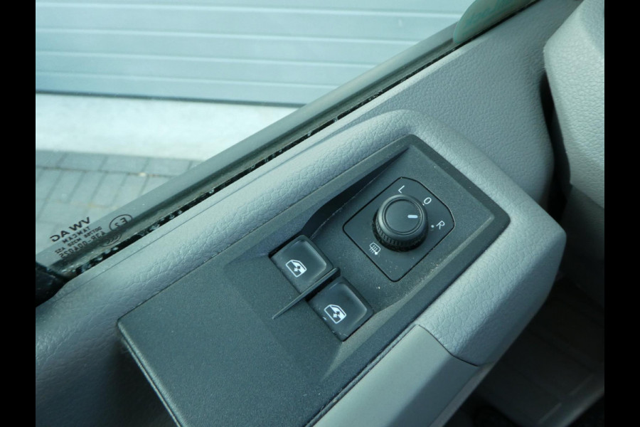 Volkswagen Crafter 35 2.0 TDI 180 pk L3H3 ( L2H2) airco, apple carplay ,camera ,trekhaak