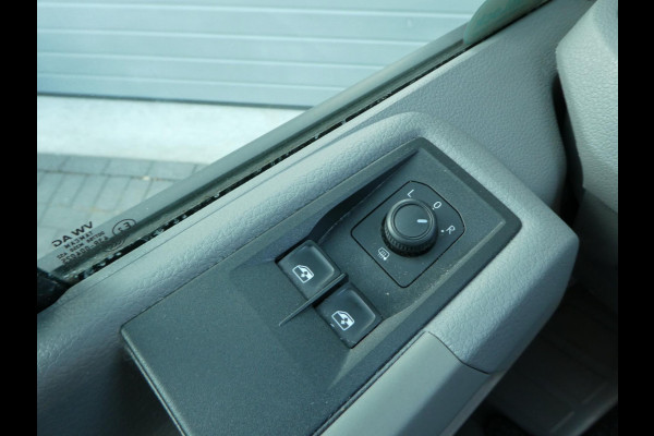 Volkswagen Crafter 35 2.0 TDI 180 pk L3H3 ( L2H2) airco, apple carplay ,camera ,trekhaak