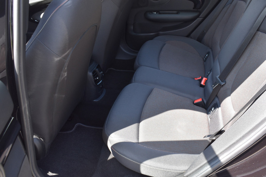 MINI Clubman 1.5 One Pepper Serious Business / Cruise control / Parkeersensoren / Keyless
