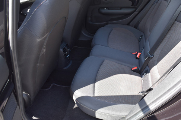 MINI Clubman 1.5 One Pepper Serious Business / Cruise control / Parkeersensoren / Keyless