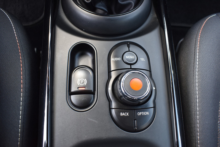 MINI Clubman 1.5 One Pepper Serious Business / Cruise control / Parkeersensoren / Keyless