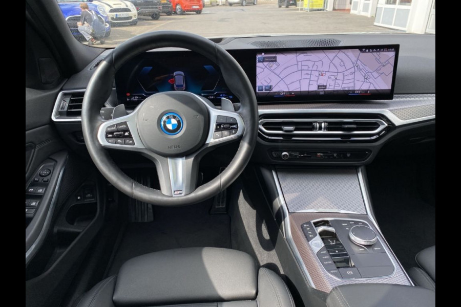 BMW 3 Serie Touring 330e M-SPORT ** LED, NAVI+, LEDER, PAMORAMA, ACC, TREKH, 19-inch LMV ** 1e EIG - UNFALLFREI ** ** INFORMEER OOK NAAR ONZE AANTREKKELIJKE FINANCIAL-LEASE TARIEVEN **