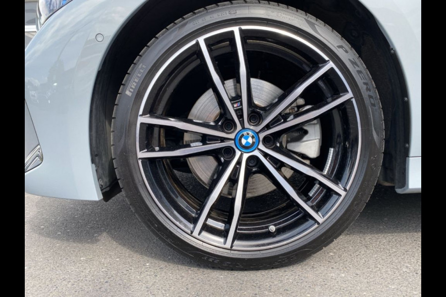 BMW 3 Serie Touring 330e M-SPORT ** LED, NAVI+, LEDER, PAMORAMA, ACC, TREKH, 19-inch LMV ** 1e EIG - UNFALLFREI ** ** INFORMEER OOK NAAR ONZE AANTREKKELIJKE FINANCIAL-LEASE TARIEVEN **