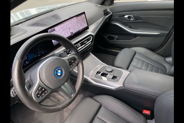 BMW 3 Serie Touring 330e M-SPORT ** LED, NAVI+, LEDER, PAMORAMA, ACC, TREKH, 19-inch LMV ** 1e EIG - UNFALLFREI ** ** INFORMEER OOK NAAR ONZE AANTREKKELIJKE FINANCIAL-LEASE TARIEVEN **