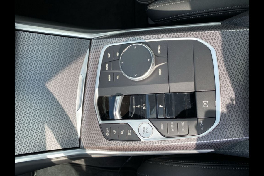 BMW 3 Serie Touring 330e M-SPORT ** LED, NAVI+, LEDER, PAMORAMA, ACC, TREKH, 19-inch LMV ** 1e EIG - UNFALLFREI ** ** INFORMEER OOK NAAR ONZE AANTREKKELIJKE FINANCIAL-LEASE TARIEVEN **