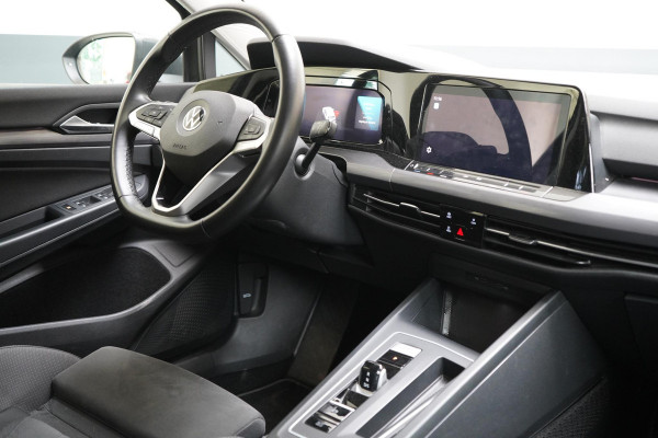 Volkswagen Golf 1.5 eTSI 150pk Style Automaat | Navigatie | Parkeersensoren |