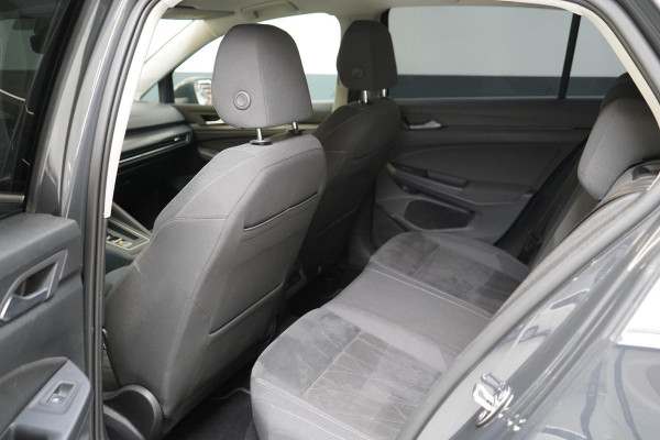 Volkswagen Golf 1.5 eTSI 150pk Style Automaat | Navigatie | Parkeersensoren |