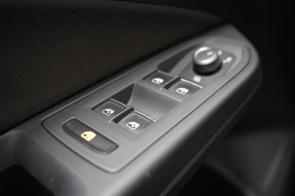 Volkswagen Golf 1.5 eTSI 150pk Style Automaat | Navigatie | Parkeersensoren |