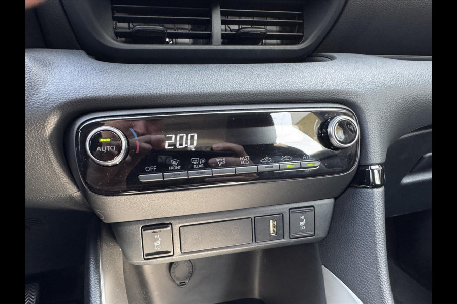 Toyota Yaris 1.5 Hybrid Dynamic Plus | Dodehoekherkenning, Parkeersensoren, Parelmoer wit, Stoelverwarming, Keyless, 16inch