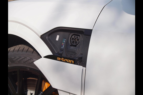 Audi e-tron e-tron 55 quattro advanced 95 kWh | S-Line | Panoramadak | Camera | Bang & Olufsen | Apple Carplay | Leer |