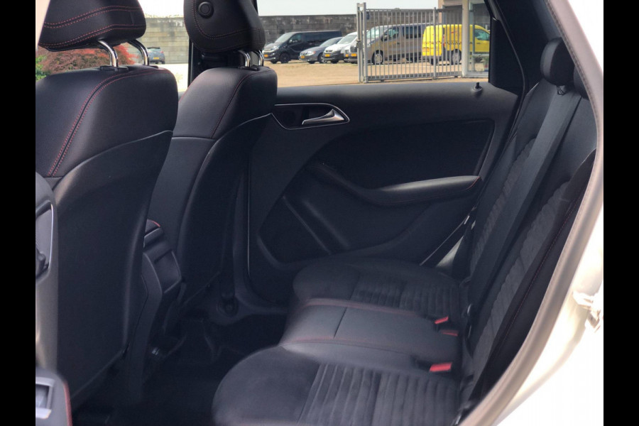 Mercedes-Benz B-Klasse 180 AMG Styling/Night Pakket | Schuifdak, Alcantara, 18'' LMV, Navi, Camera, Cruise, Sfeerverlichting | NAP