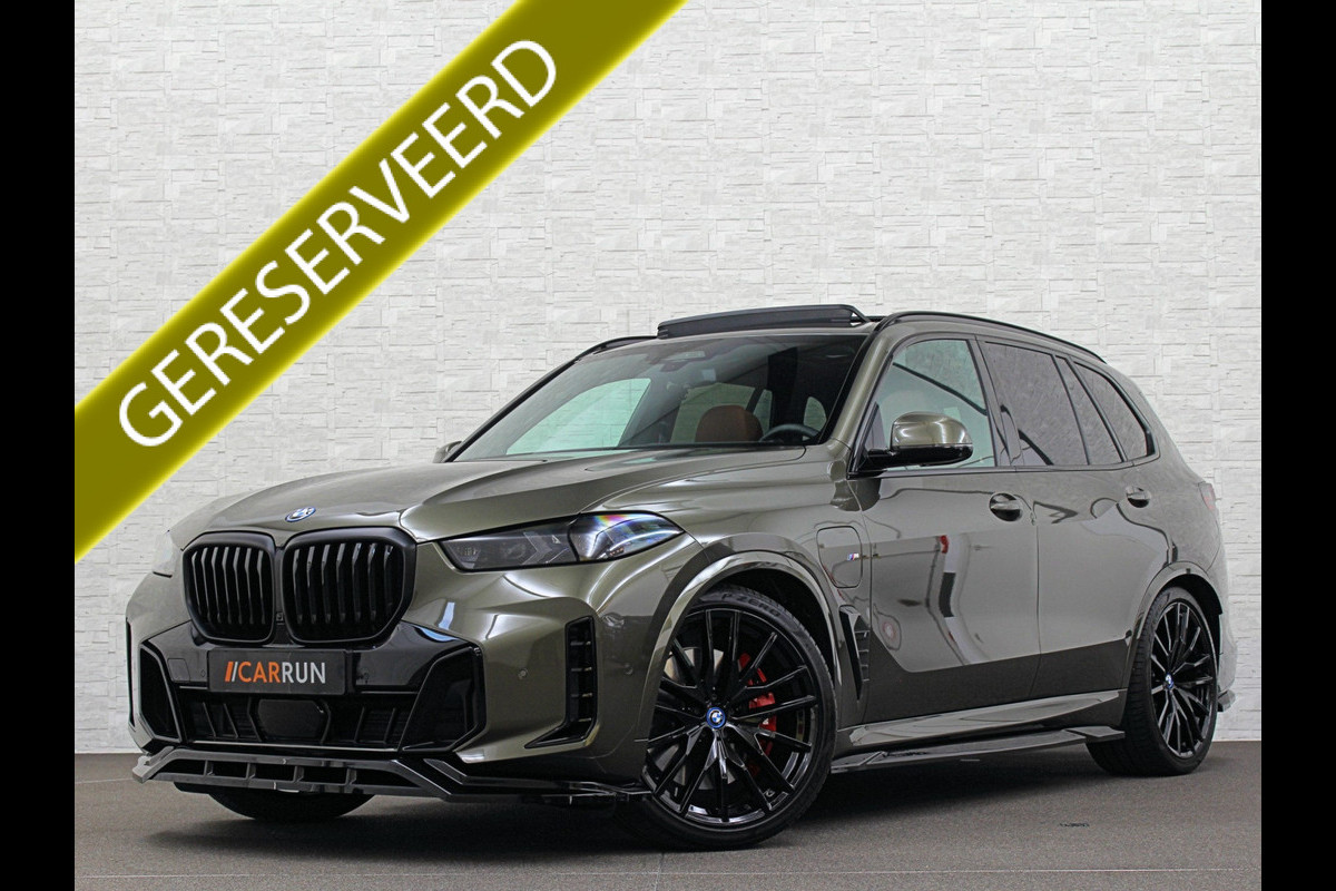 BMW X5 50e 490pk M-Pro Individual | ACC | 360 Camera | Carbon | Stoelventilatie | 22" | Softclose | TH | Panodak | Comfort Seats | Driving Prof. | Park Prof. | Comfort plus | Manhattan met Tartufo Merino! Fabr. Gar. 06-2027 | NL-Auto | BTW. BMW X5 50e 490pk M-Pro Individual | ACC | 360 Camera | Carbon | Stoelventilatie | 22" | Softclose | TH | Panodak | Comfort Seats | Driving Prof. | Park Prof. | Comfort plus | Manhattan met Tartufo Merino! Fabr. Gar. 06-2027 | NL-Auto | BTW.