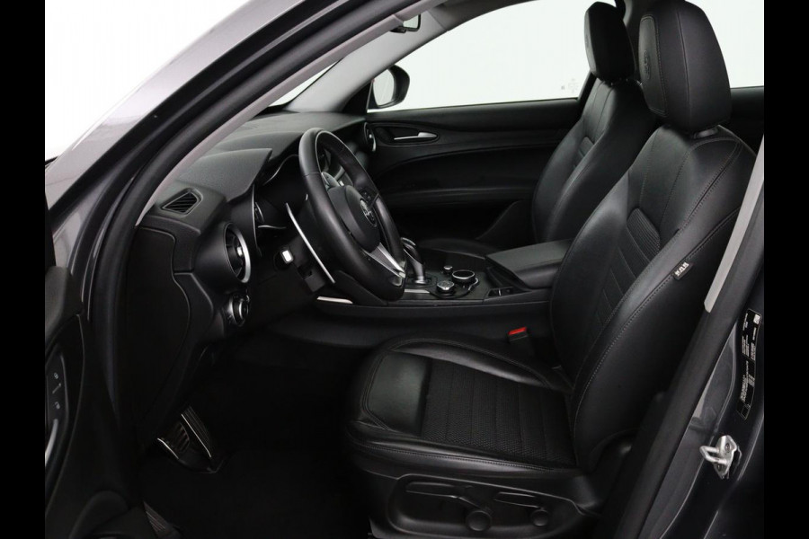 Alfa Romeo Stelvio 2.0 T Q4 Super | Camera | Sportstoelen | Xenon | Navigatie | Elektrische achterklep | Cruise control