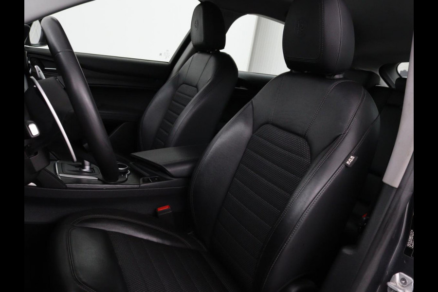 Alfa Romeo Stelvio 2.0 T Q4 Super | Camera | Sportstoelen | Xenon | Navigatie | Elektrische achterklep | Cruise control