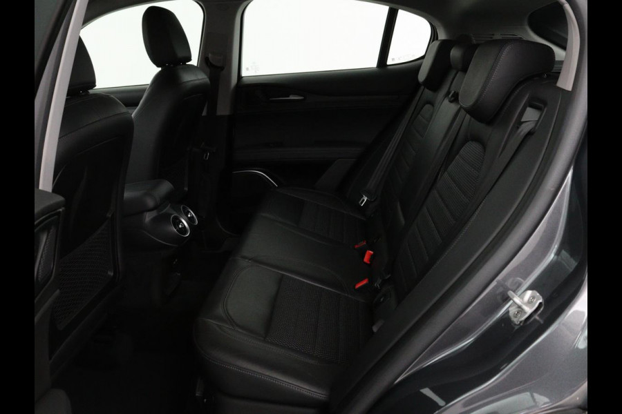 Alfa Romeo Stelvio 2.0 T Q4 Super | Camera | Sportstoelen | Xenon | Navigatie | Elektrische achterklep | Cruise control