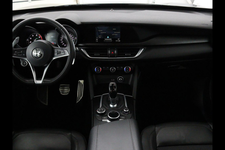 Alfa Romeo Stelvio 2.0 T Q4 Super | Camera | Sportstoelen | Xenon | Navigatie | Elektrische achterklep | Cruise control