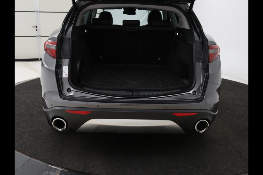 Alfa Romeo Stelvio 2.0 T Q4 Super | Camera | Sportstoelen | Xenon | Navigatie | Elektrische achterklep | Cruise control