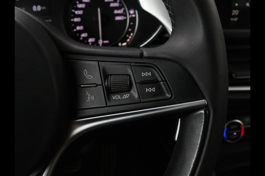 Alfa Romeo Stelvio 2.0 T Q4 Super | Camera | Sportstoelen | Xenon | Navigatie | Elektrische achterklep | Cruise control
