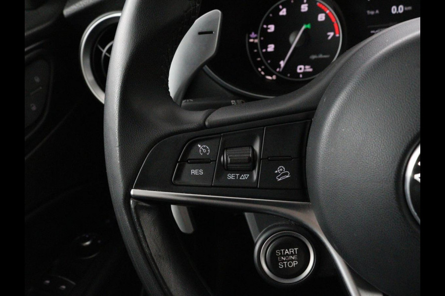 Alfa Romeo Stelvio 2.0 T Q4 Super | Camera | Sportstoelen | Xenon | Navigatie | Elektrische achterklep | Cruise control