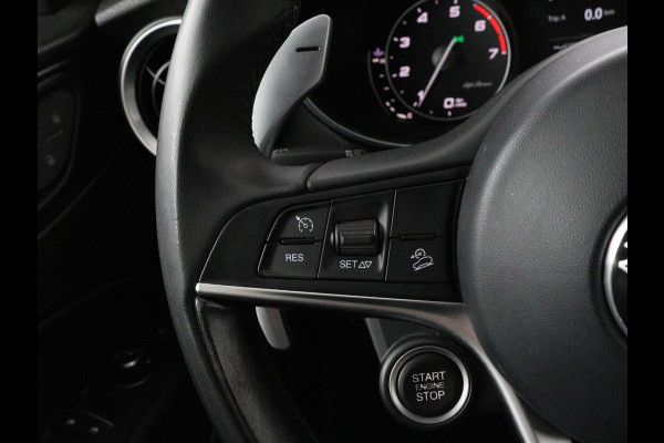 Alfa Romeo Stelvio 2.0 T Q4 Super | Camera | Sportstoelen | Xenon | Navigatie | Elektrische achterklep | Cruise control
