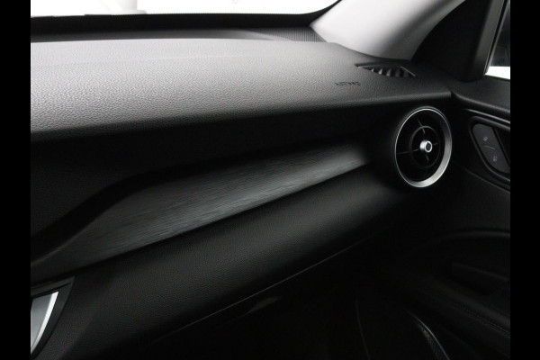 Alfa Romeo Stelvio 2.0 T Q4 Super | Camera | Sportstoelen | Xenon | Navigatie | Elektrische achterklep | Cruise control